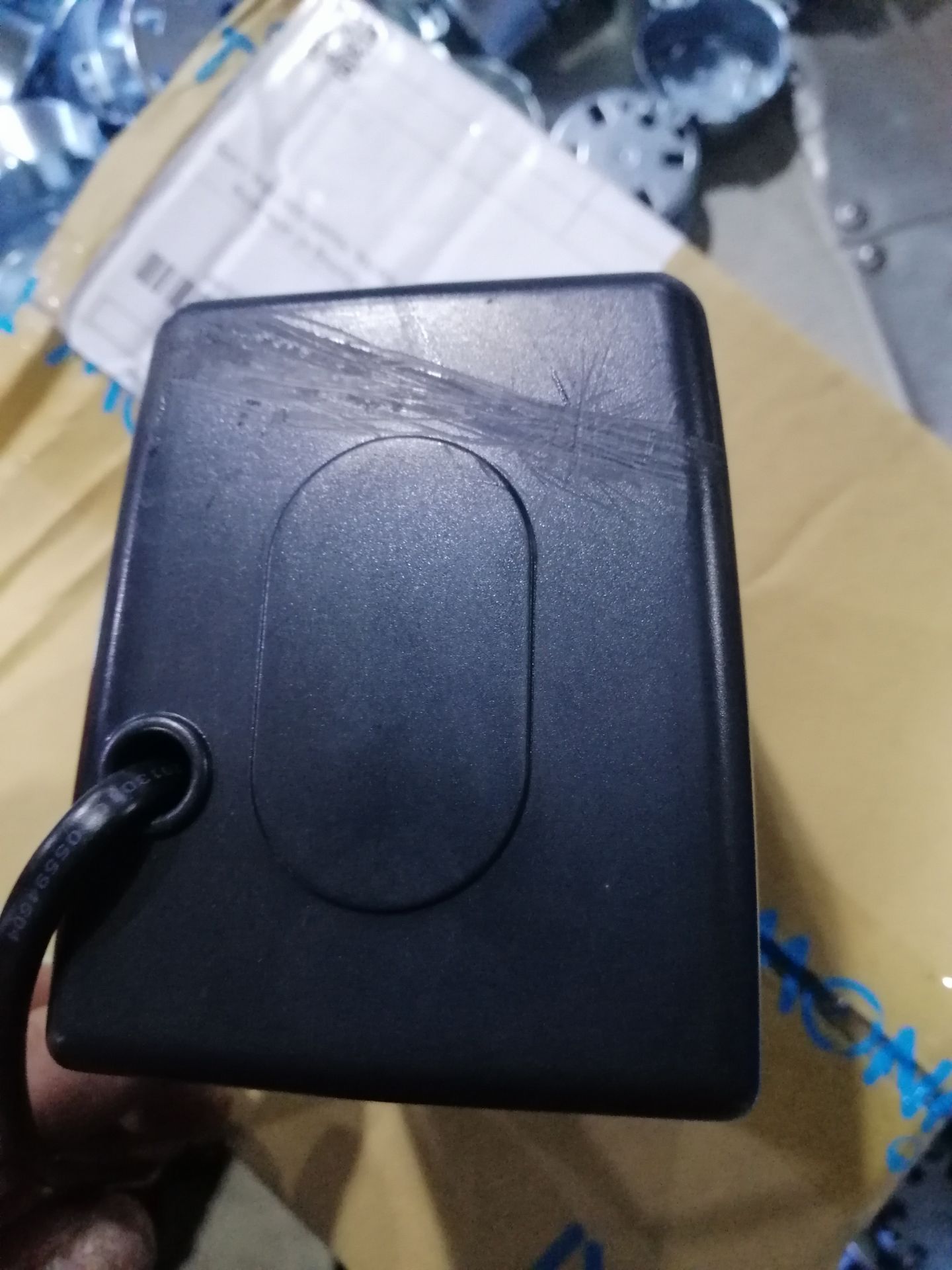 Ae nên tránh xa shop này sản phẩm mới mà dáng keo trầy xước như thế này