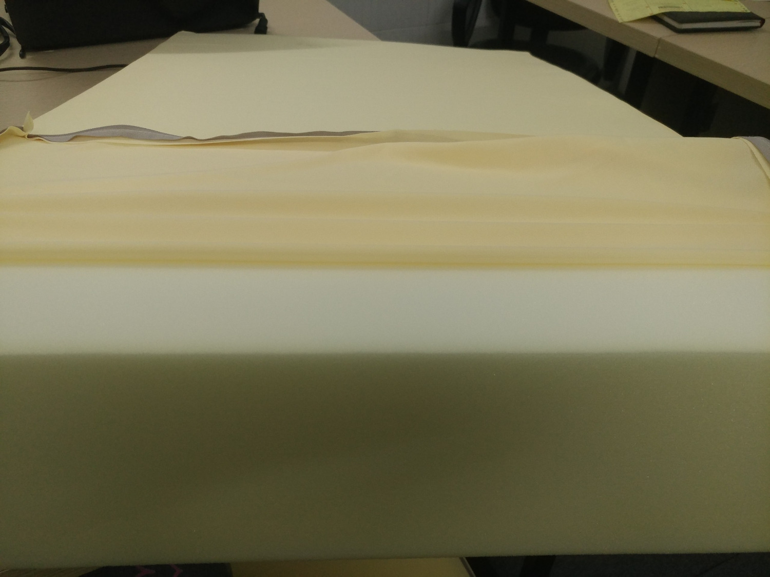 Gối to hơn mình tưởng, chụp xa mới chụp được cả gối. Gối làm từ mút nha mọi người, mình thấy khá êm nghe nói cao su thì không làm được gối này nên OK dùng mút. Chưa biết độ bền thế nào nhưng khá êm. Cảm ơn Tiki luôn cung cấp các sản phẩm chất lượng đáng đồng tiền