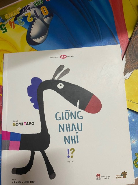 bé nhà mình học vẽ nên rất thích những cuốn sách mà có nét vẽ tay như thế này, làm con cũng tậptheo dc