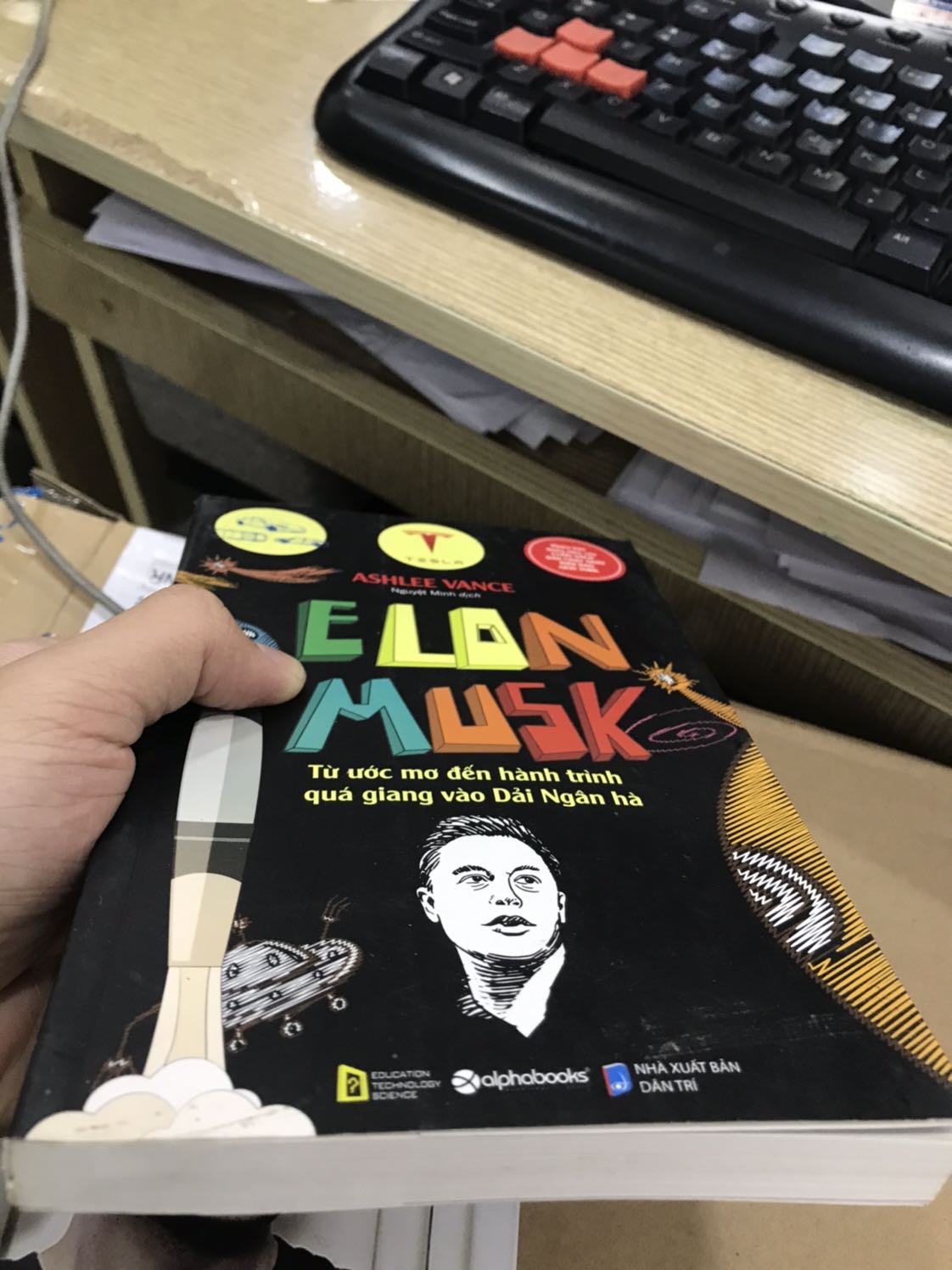 Mình mua 3 cuốn, trừ 1 cuốn được bọc sẵn thì 2 cuốn còn lại bị xước, trầy rất nhiều. Khá thất vọng khi mình mua sách mới mà lại nhận sách trầy trụa nhiều như thế này. Mình không yêu cầu Tiki đổi sản phẩm khác. Chỉ mong Tiki kiểm tra kỹ trước khi giao tới tay khách hàng. Hy vọng những trải nghiệm như thế này sẽ không tái diễn những lần sau.