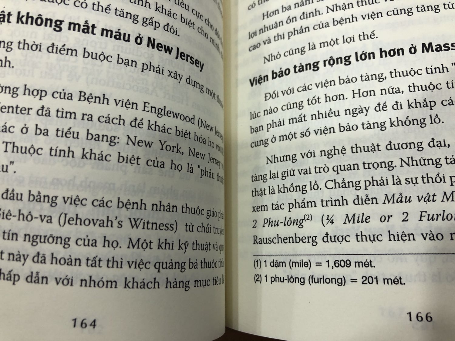 Đơn hàng 314054727 của tôi có quyển sách “Khác biệt hay là chết” có rất nhiều lỗi in ấn: đóng sai thứ tự trang, giấy in lem mực, mục lục thiếu. Đây dường như là sách in lậu. Tôi mua tặng nhưng sách quá tệ. Yêu cầu Tiki lấy lại và đổi quyển khác.
