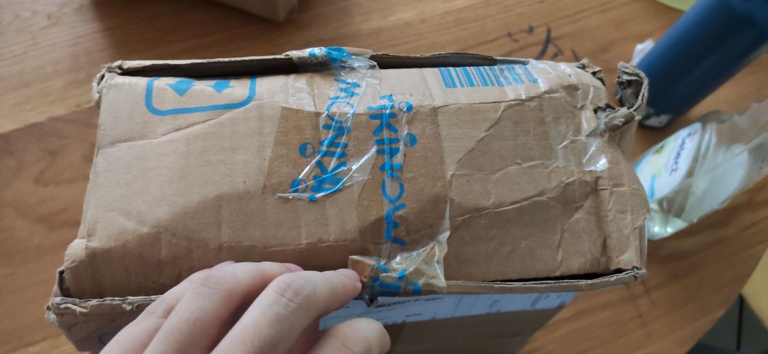 Thật không thể tin được đây là sản phẩm được vận chuyển bởi tiki. Đặt hàng từ 22/6 đến hôm nay là ngày 8/7, hơn nửa tháng mới giao được đến tay, và đây là kết quả!