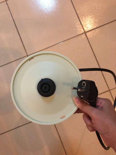 Giao hàng rất nhanh. Hàng chuẩn. Hộp hơi móp méo tí nhưng không sao vì ấm dùng cực thích.