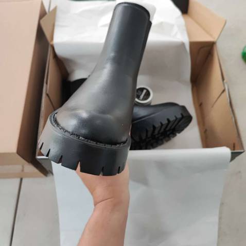 Giày đẹp giống hình, mang vào chân cực sang 
Kb chất da có bền lâu hay ko, nhưng so vs giá tiền thì cũng tạm ok 
Sẽ qlai mua sp khác của shop