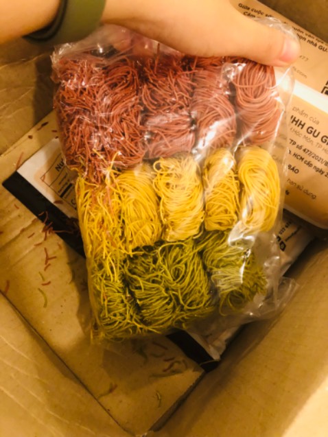 Hàng dễ vỡ nhưng lại không có biện pháp chống sốc nào làm hàng mình nhận đến tay bị vỡ vụn còn gói hàng thì bị rách ra như thế này đây. Quá thất vọng :(