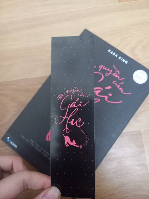 bìa ngoài hơi trầy xíu, cuôn sách này phù hợp cho phụ nữa và những bạn trên 18t: tư tưởng hơn thua, sân si trong mối quan hệ nam nữa cực cao. Tuy nhiên, sách cũng có phần thú vị như phând hẹn hò vs những chủ đề: Hãy xem như một cuộc chơi,...