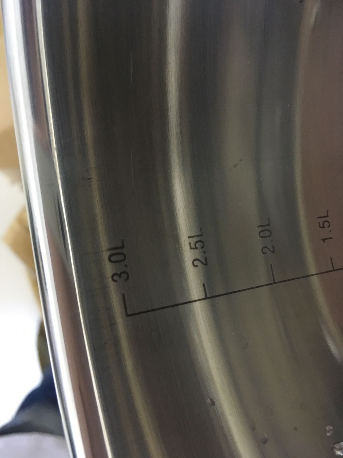 Mới nhận hàng, thấy có vệt nước khô ở nồi,  nghĩ là do *** nồi nên vậy. Rửa qua nước thì thấy ở các ốc nối có các vệt mỡ khô. Nồi bị xước ở vị trí đo mực nước. Đáy nồi có vệt đen do đun nấu
Rất không hài lòng về sản phẩm của tiki, bán hàng đã qua sử dụng cho khách hàng, đã yêu cầu đổi trả, hi họng tiki có trách nhiệm hơn trong sản phẩm trước khi tới tay khách hàng