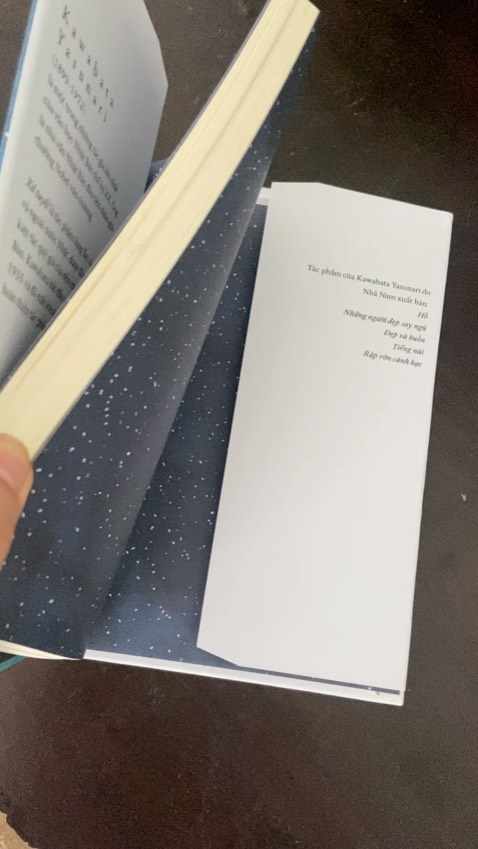 Sách được bọc seal, BÌA CỨNG thiết kế đẹp mắt, chưa đầy 200 trang. 
   Nội dung kể về anh chàng Shimamura người Tokyo đã có vợ con, anh đến vùng núi tuyết xa lạ vào mùa đông để du lịch và tìm gặp cô geisha trẻ tuổi Komato, người từng sống ở Tokyo, từ đây xuyên suốt là câu chuyện xoay quanh hai nhân vật này. 
   Lối văn miêu tả sinh động và tuyệt mĩ vẻ đẹp của thiên nhiên Nhật Bản và các giá trị truyền thống về âm nhạc, trang phục, văn hoá,… được lồng ghép một cách tinh tế. 
   Đối với cá nhân mình thấy dù là tác phẩm đạt giải Nobel văn học đầu tiên của Nhật nhưng nội dung mình thấy khá ghét nam nhân vật chính - kiểu ngoại tình công khai được phụ nữ chấp nhận và xem như chuyện tất yếu.  
   Sách đọc hơi chán, mất tận 4 ngày để ráng lết đọc cho hết, nội dung không có gì kịch tính và hấp dẫn, kiểu cứ nhàn nhàn, ai thư thả thì đọc nhấm nháp vẻ đẹp thiên nhiên qua lời văn của tác giả, mình chịu không hợp kiểu này!