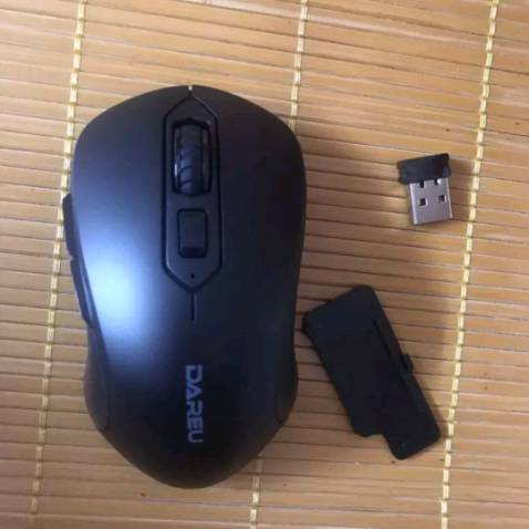Chuột oke nha moi người nút ấn nhận chuột cầm đầm tay không kiểu nhẹ nhẹ rẻ tiền đâu,hoàn thiện rất tốt nha,có tặng kèm cả pin nữa 10đ nha,rcm mn mua