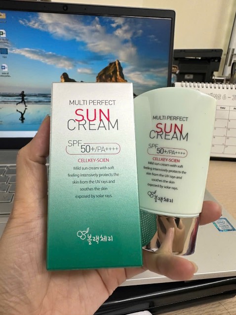 Shop đóng gói cẩn thận, ship hàng nhanh chóng. Kem chống nắng dùng khá thích, kết cấu mềm mịn, dễ tán đều, thẩm thấu nhanh. Thoa lên da không bị nhờn rít, bết dính. Kem giúp hiệu chỉnh màu da, nâng tông trắng nhẹ, chống thấm nước.