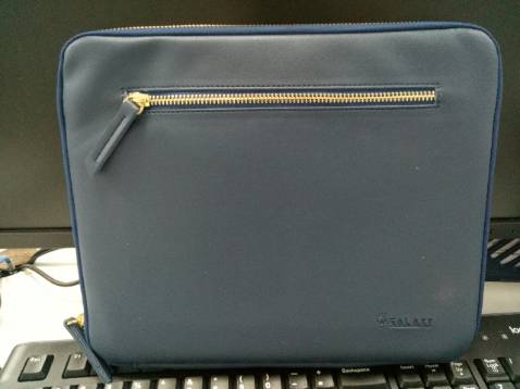 Rất hài lòng về cặp túi này. Chất liệu cao cấp, da tốt, bên trong túi được thiết kế đẹp. Tổng thể nhìn sang trọng. Dây kéo chắc chắn. Cho shop 5 sao