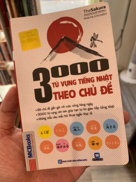 Sách nhỏ như cuốn sổ tay thôi, chủ yếu là mẫu từ vựng, ví dụ kèm theo rất ít. Chủ yếu học cơ bản một số vốn từ thôi. Nhưng cũng hữu ích