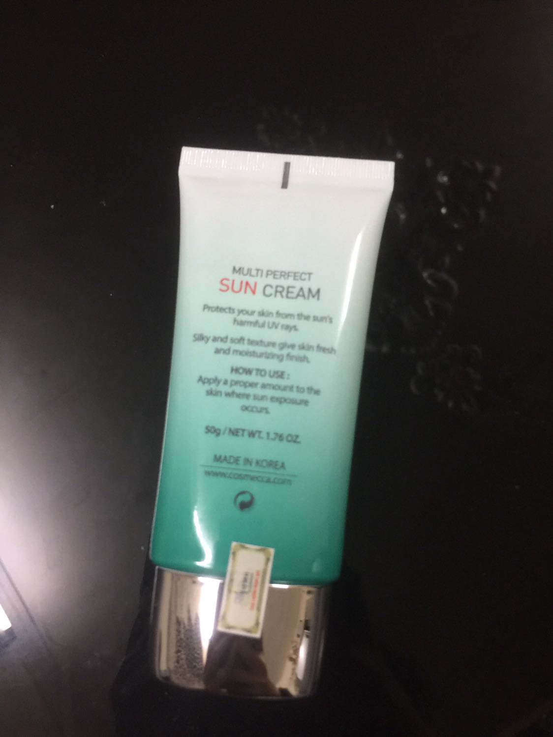 Kem chống nắng nhưng vẫn cấp ẩm cho da đều đều nha. Dùng các sp trước thấy da bí lắm, nhưng sp này thì không. Da mình nhạy cảm nhưng sử dụng em này thì da lại rất ổn. Nhỏ gọn dễ cầm theo. Shop đóng gói hàng đẹp, giao hàng nhanh lắm