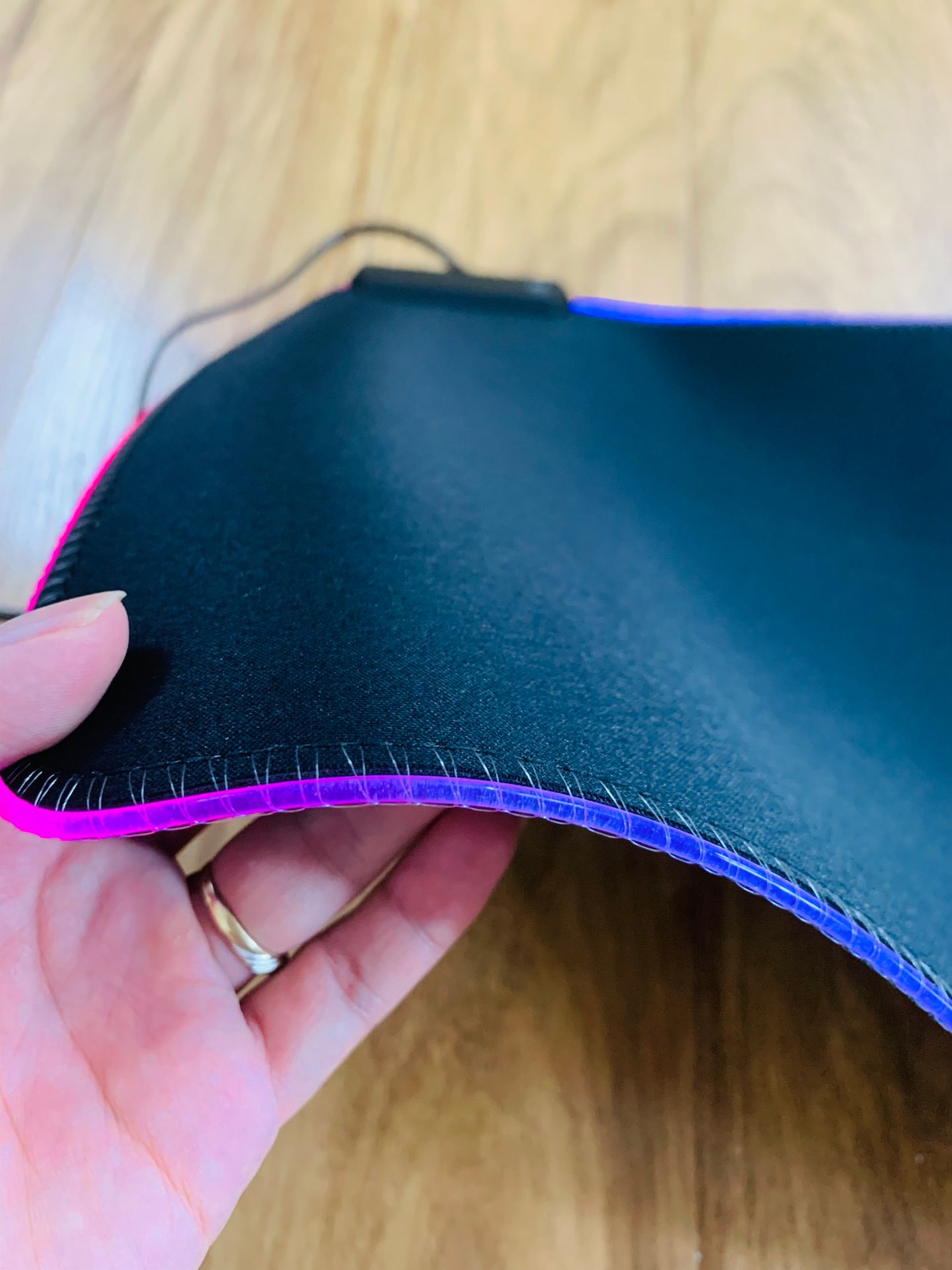 Sản phẩm đúng mô tả, đóng gói chắc chắn. Có nhiều tuỳ chỉnh màu khá hay. Di chuột ngon và nhạy. Nên mua nhé ae