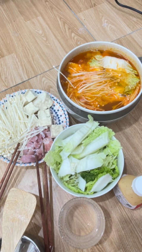 Rất oki nha, mua từ mấy tháng trước mà giờ mới review nè. Rán trứng, nấu canh, nấu lẩu, kho thịt gì cũng làm được á. Rửa cũng dễ nữa. Từ ngày mua nồi chăm nấu ăn hơn, phù hợp ở 1 mình nhé. Ảnh dưới là món mình nấu bằng nồi nha. Ăn lẩu bằng nồi này hợp lý cực lun