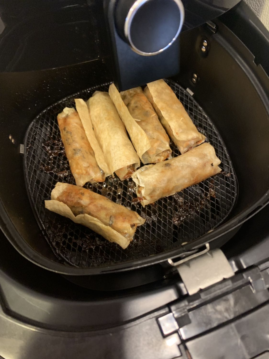 Nồi chiên gọn, ko cồng kềnh. 
Phiếu bảo hành mình ko thấy có ngày sản xuất/ngày nhập nhỉ? Tạm cho 4 sao nha!

Mình mới nhận r *** luôn hai món, thấy chín nhanh, vàng đều. 
Nem mình lấy từ ngăn đông ra r bỏ vào nồi luôn, 13p đã chín vàng. Thấy rất Ok! ??