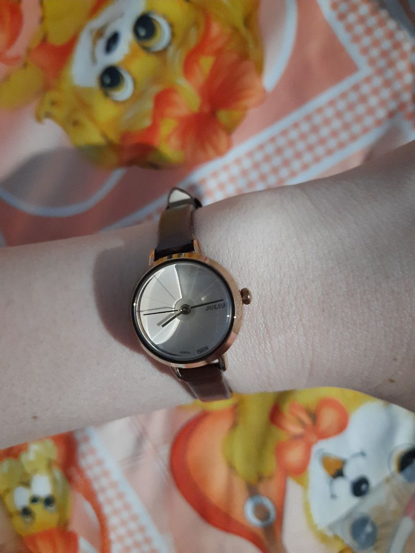 Đồng hồ này đeo lên tay nhìn xinh xắn, dễ thương, có thẻ bảo hành của Julius trong hộp. Tuy nhiên, điểm trừ cho mẫu thiết kế này là mặt đồng hồ nhỏ nhưng lại quá dày, nhìn nghiêng rất thô.