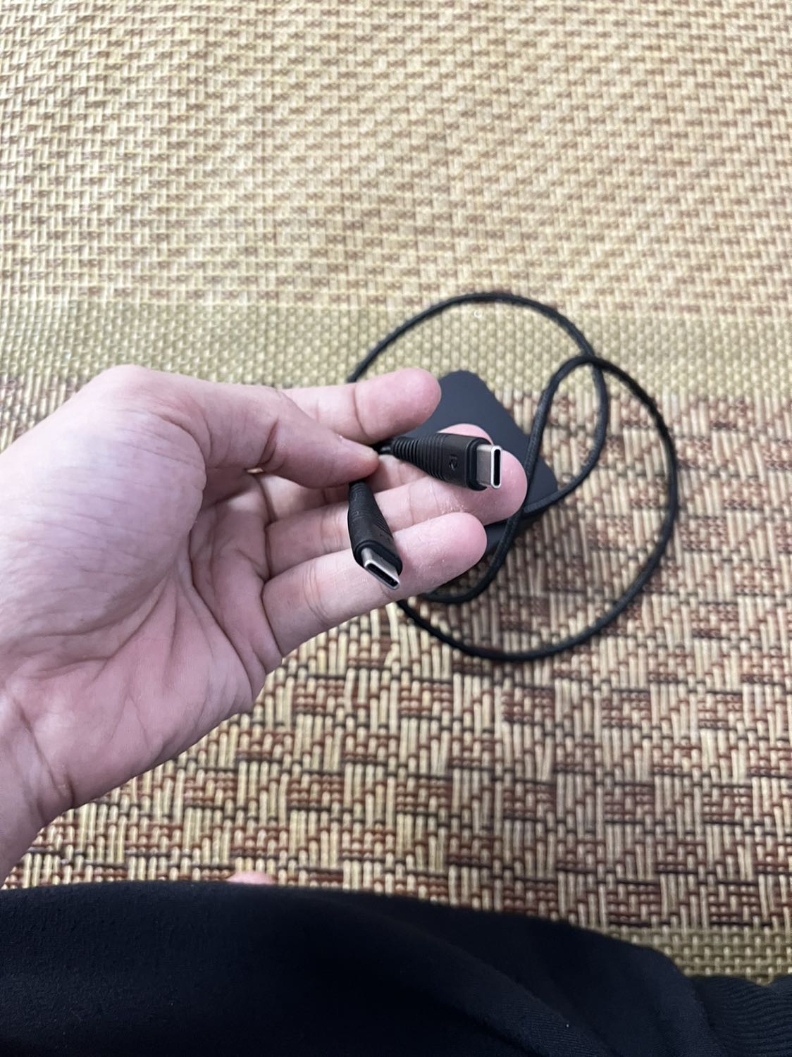 Hàng xịn, củ sạc đầm tay, không quá nặng, nhỏ gọn hơn củ sạc của Apple