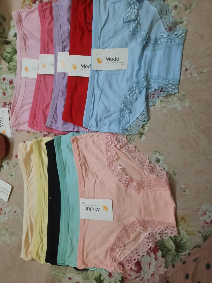 sản phẩm giống hình,  chất vải mặc được,  ko quá dày và cũng ko đến nỗi mỏng  phù hợp cho việc 6 tháng nên thay 1 lần,  giao hàng nhanh, giá lại phải chăng,  nên mua.