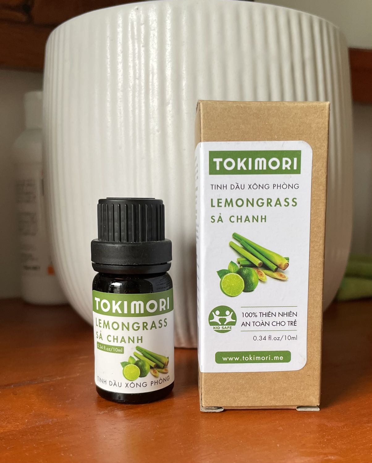 Tinh dầu thơm dịu và dai, mùi như mùi sả trồng ở nhà, rất dễ chịu chớ không quá nồng. Mùa mưa xông mùi này vừa ấm nhà, vừa đuổi muỗi, gián, kiến. Mình mở nắp chai rồi cắm mấy que khuếch tán để ở bàn làm việc vừa thơm vừa xinh. Hàng chất lượng cao so với giá rất rẻ, giao hàng cũng nhanh, bao bì thân thiện. Nói chung là thích, giá tốt để mua dùng thử.