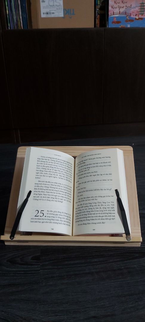 Mỗi mẩu chuyện là mỗi tấm gương, mỗi sự kiện lịch sử. Tác giả Tô Hoài ghi chép lại như một tư liệu quý giúp bạn đọc nhỏ tuổi hiểu thêm về truyền thống cách mạng của thiếu nhi Việt Nam trong những năm 1945 - 1950. 
Sách được bọc cẩn thận và giao nhanh. Dịch vụ Tiki thân thiện. Like!