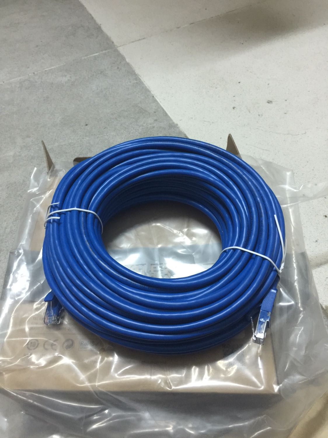 Cáp đúng chính hãng Ugreen lun, dây chắc chắn được gói trong bọc nilong bỏ trong hộp nhìn rất lịch sự. Đầu cáp dạng đúc nên ko sợ tụt như đầu cáp bấm thông thường. Theo như nhà sản xuất thì đạt chuẩn cat6 nên tốc độ truyền tải nhanh. Vỏ bọc ngoài dây khá cứng chứ ko mềm như các loại cáp thông thường cho các bạn thoải mái đi dây ko sợ ảnh hưởng chất lượng bên trong. Sản phẩm còn nhiều kích thước khác nhau phù hợp với nhu cầu của nhiều người. Chúc các bạn mua sắm vui vẻ!