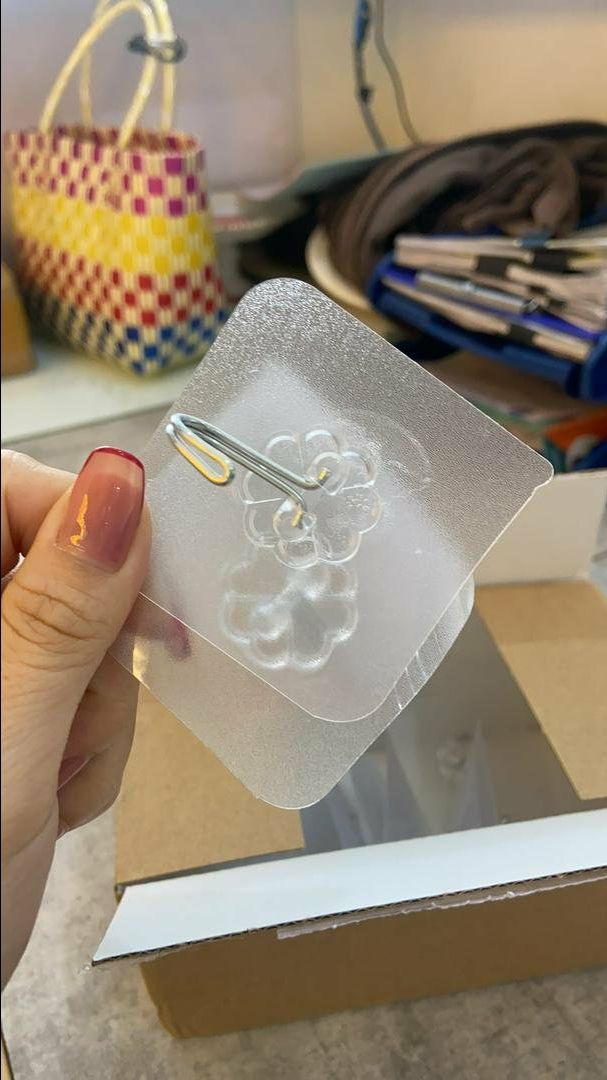 Đóng gói cẩn thận, giao hàng nhanh, dính chắc mà treo đồ đừng nặng quá nó bung ra, xài được nhaaa