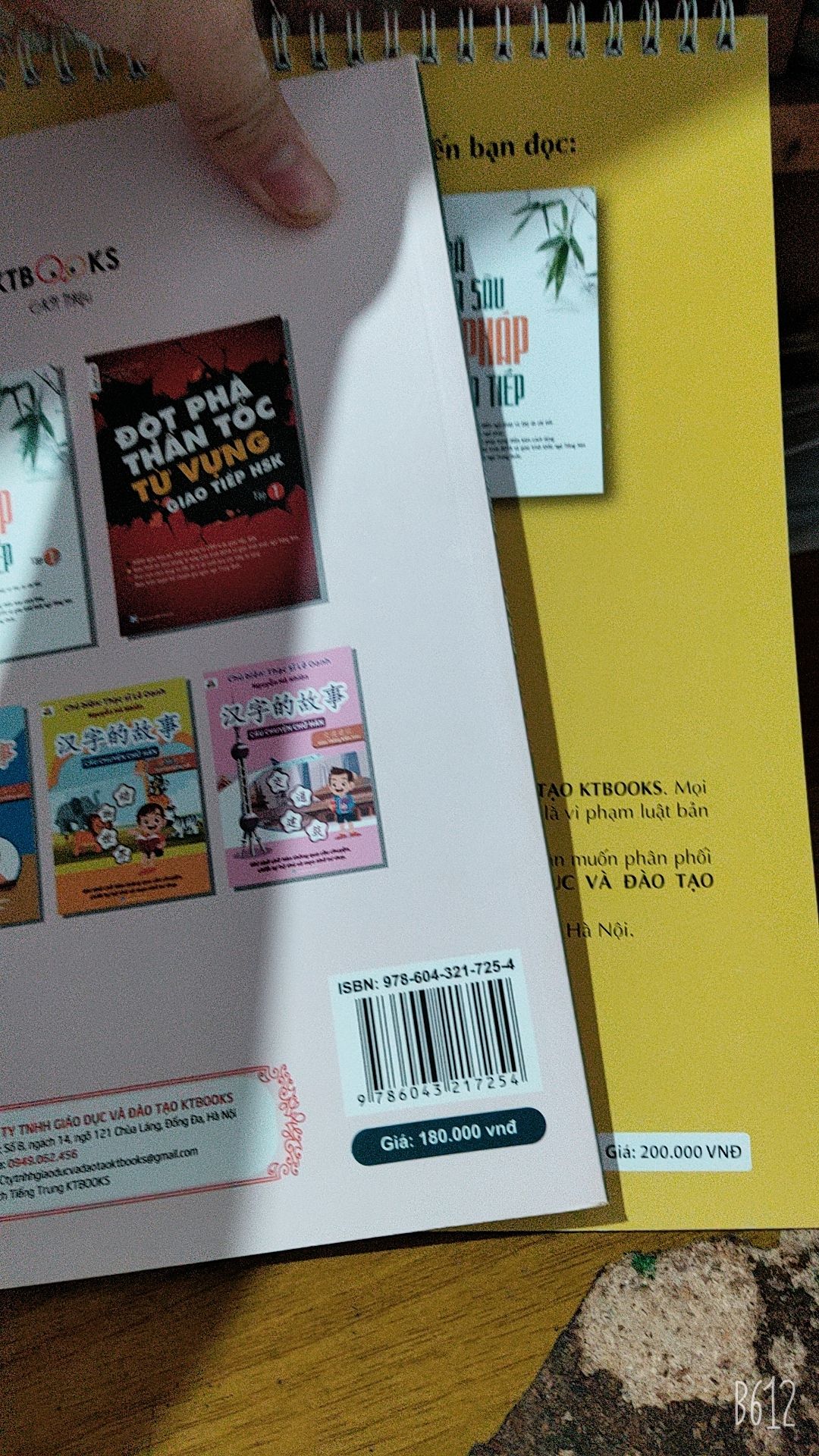 hàng đẹp, dùng tốt, giao sớm hơn dữ kiến, đẹp và giá trên sách rẻ hơn giá shop rất nhìu shop còn tặng thêm giấy, bút và ngòi nx 🥰 mãi ủng hộ shop