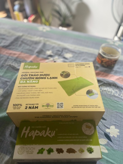 Mùi thơm của thảo mộc làm dễ chịu ghê, mình săn được giá sale nên rất là ổn luôn còn được tặng thêm chườm mắt nữa thích mê. Mọi người nên mua nha