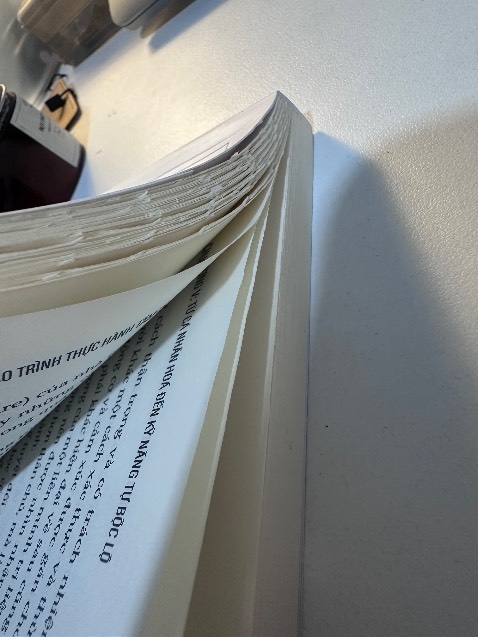 Trang giấy dính liền vs nhau, tách ra thì nham nhở