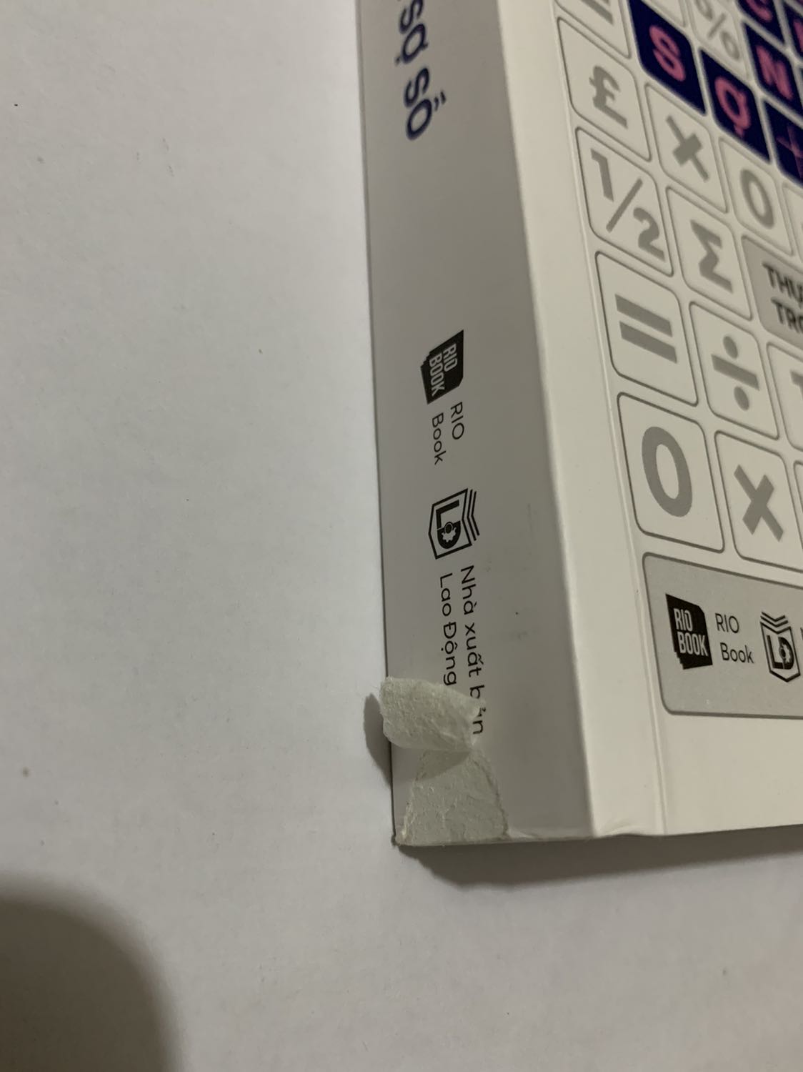 Dịch giã nhưng Tiki vẫn giao hàng đúng hẹn. Sách trình bày đẹp, khoa học, giấy dầy cực kỳ. Tiki vẫn ko có bọc chống sốc. Gáy sách lỗi nhẹ.