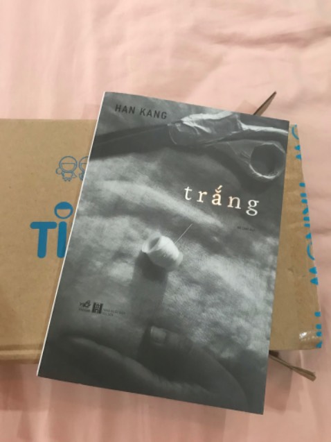 Sách đẹp lắm. Giấy rất dày và mực chữ in đậm. Đúng là sách Nhã Nam in luôn đẹp. Giao hàng nhanh