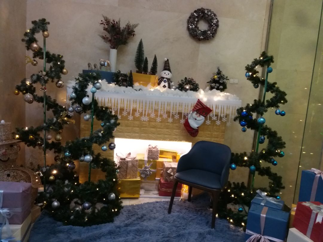 Sản phẩm đóng gói cẩn thận, sạch sẽ, mềm. Tuy nhiên ghi 270 tờ mà chỉ đóng 236 tờ, khi lau còn chút bụi giấy