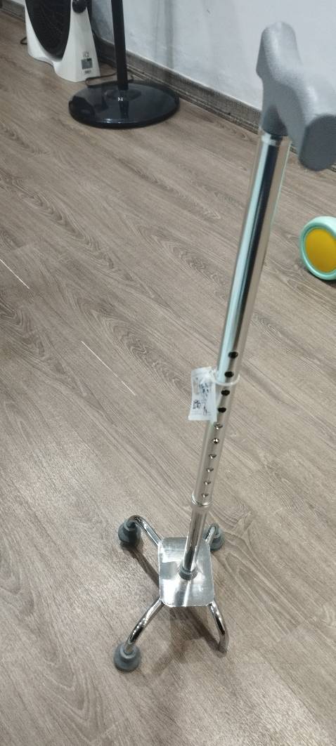 Sản phẩm bị thiếu một chân đế cao su khiến người sử dụng gặp bất tiện. Rất đáng tiếc vì phần còn lại của sản phẩm trông không tệ