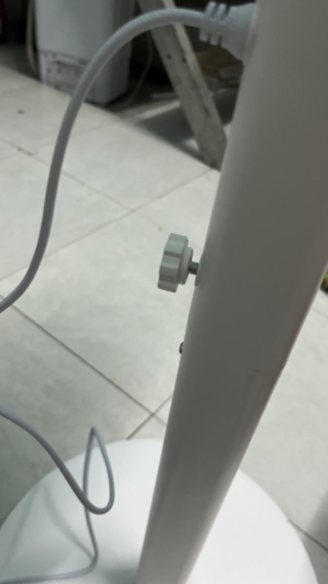 Quạt chạy mát và nhẹ.
Nhưng khi bấm công tắc bật lên thì quạt không tự quay được, phải dùng tay chạm mạnh vào đầu quạt thì nó mới quay ???

Một vấn đề nữa là không rõ tác dụng của nút vặn ở thân quạt là gì, vì không điểu chỉnh độ cao của quạt dù đã mở hết mức. Đã đọc kỹ hướng dẫn trong note nhưng không có nhắc đến.