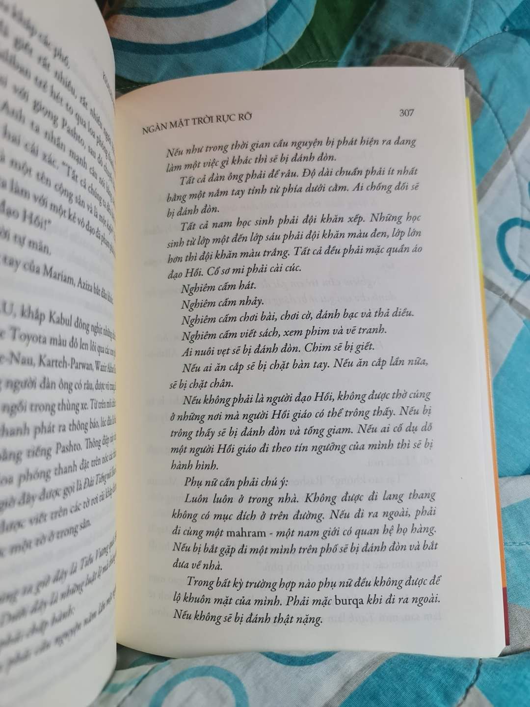 Có 1 chút keo bị dính, chùi không ra 🥺. Nhưng bên trong ổn và thơm mùi giấy mới, rất thích 😍. 

Nội dung chưa xem, chữ hơi nhỏ.
