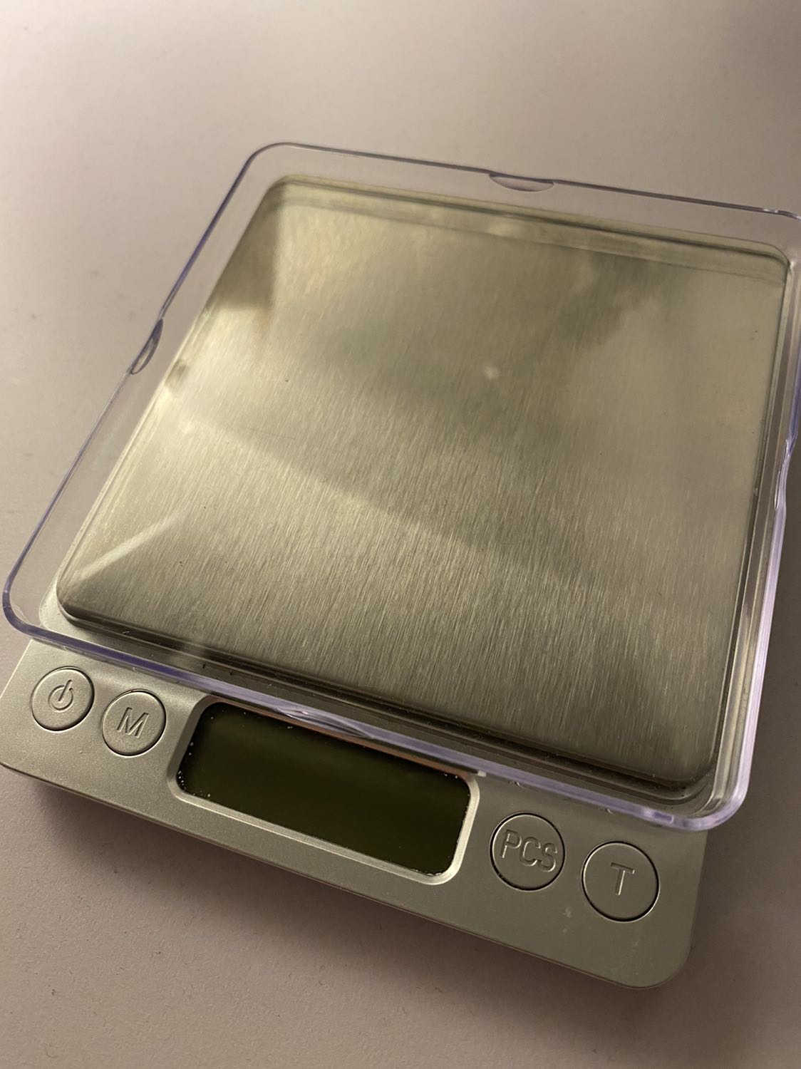 Cân đẹp, màn hình rõ nét, chất liệu xịn, có tặng kèm 2 đĩa cân và pin. Cân chuẩn và nhạy hơn nhiều so với các loại trước mình từng dùng, làm bánh và nấu ăn dùng đều tiện. Mọi người nên dùng nhé Cân đẹp, màn hình rõ nét, chất liệu xịn, có tặng kèm 2 đĩa cân và pin. Cân chuẩn và nhạy hơn nhiều so với các loại trước mình từng dùng, làm bánh và nấu ăn dùng đều tiện. Mọi người nên dùng nhé