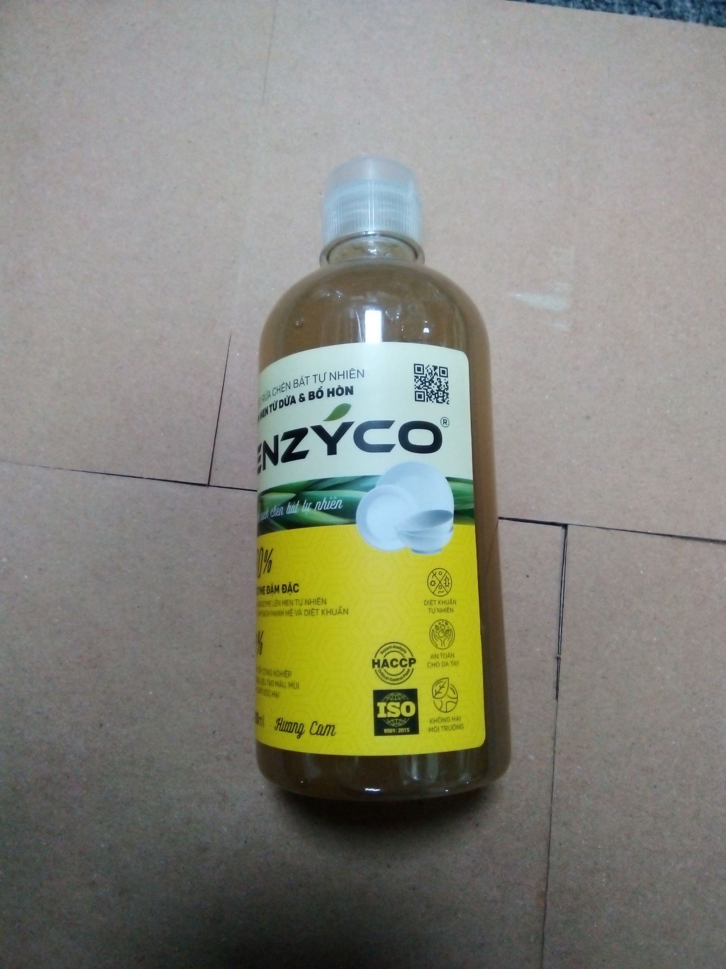Mình vừa nhận được hàng đúng lúc đang ăn trưa, lấy ra dùng thử luôn. Lần đầu biết đến nước rửa chén hữu cơ, mùi thơm tự nhiên sạch nhanh