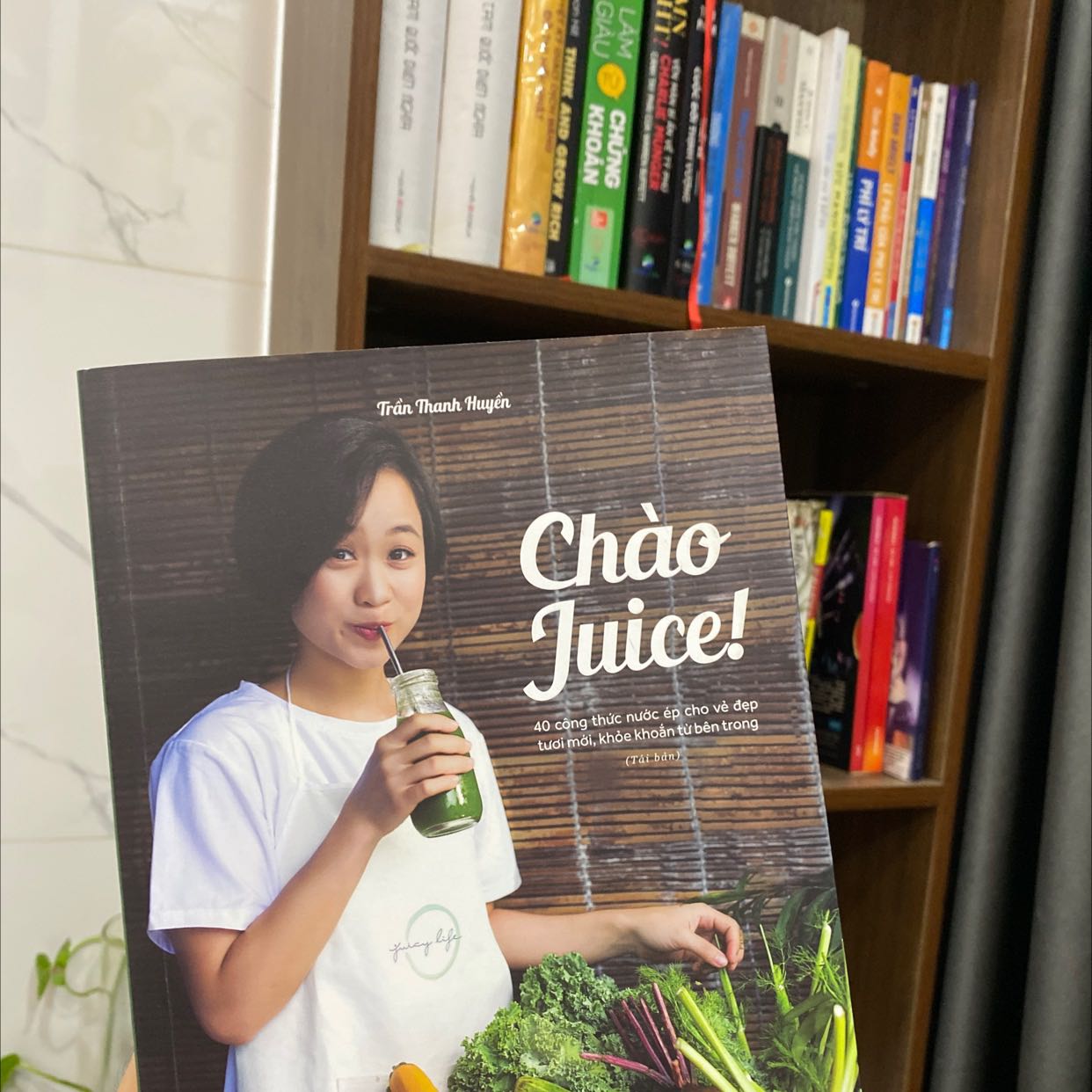 Nếu ai đã là một tính đồ của juice thì đây là một cuốn sách rất đáng để đọc, cuốn sách sẽ phân tích những từ cơ bản đến nâng cao của các thành phần chính phụ, cách bảo quản, cách ép juice tối ưu và cách mix các loại chốt giúp chúng ta có được những ly juice thơm ngon và đầy dinh dưỡng mỗi ngày
