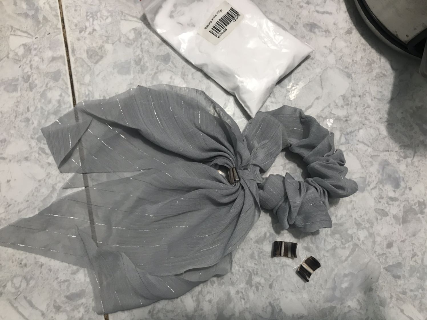 Đặt màu xanh rêu - 1 trong những cái mắc tiền nhất, mua để hợp tông với cái đầm, cuối cùng được giao màu này. Màu này gần như màu xám luôn đó. Đã vậy hàng bị nhét vào chung với hộp hàng khác nên vòng tròn quanh nơ bị bể vụn. 
Chán. Bèo nhèo hết chỗ nói. 
Mọi người có đặt hàng thì chỉ nên tin tưởng những đánh giá có hình ảnh để có cái nhìn đúng hơn vè sản phẩm