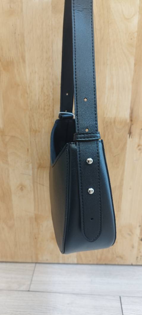 Túi đẹp hơn trong hình nhiều ạ .chất da rất đẹp nữa 
Màu đen dễ phối đồ .. thank shop nhìu ạ !