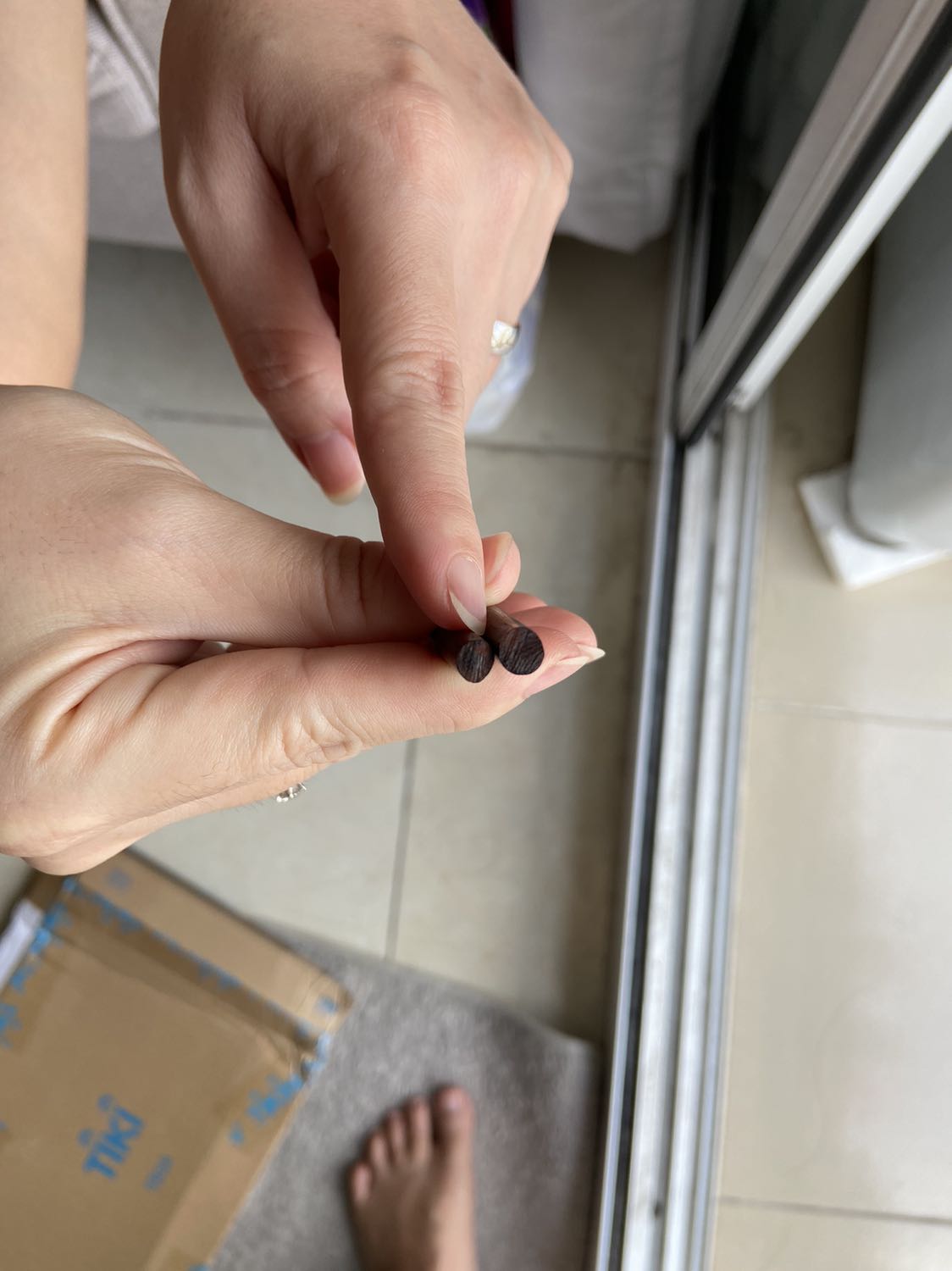 Gỗ đẹp nhưng đầu đũa bên bự bên nhỏ nên nhìn cũng hơi ngứa mắt tí. Độ dài chuẩn. Mình hài lòng, chắc mua thêm đôi nữa để bên bự bên nhỏ, ráp vô đôi này cho đều ^^