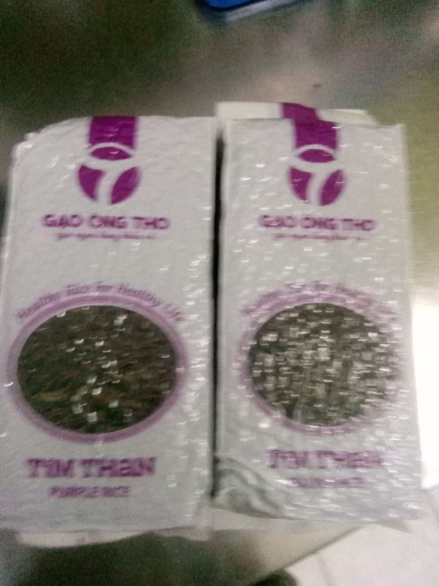 Mình đặt mua gạo lứt đỏ mà giao gạo tím than