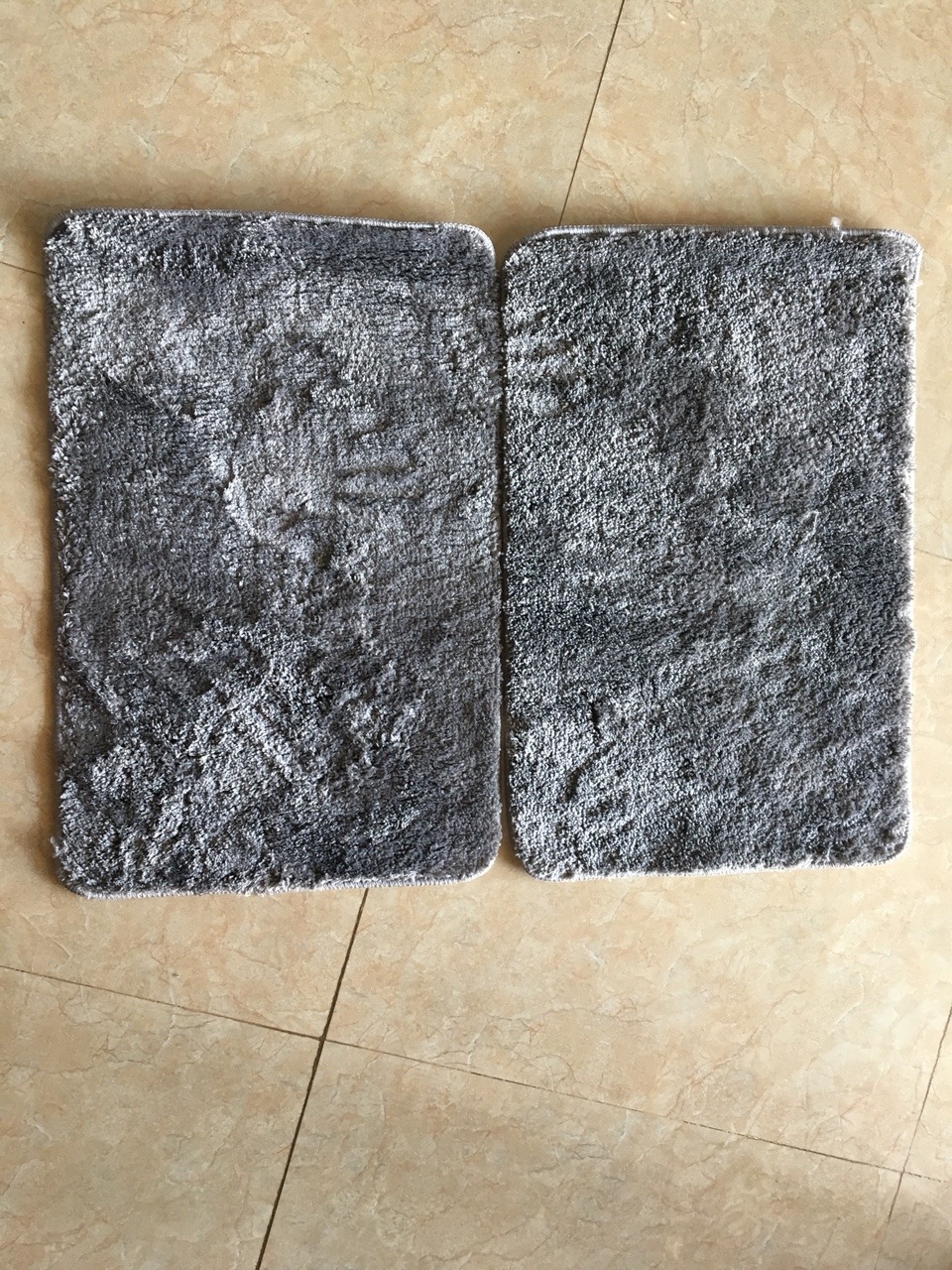 Mới vừa nhận sản phẩm tức thì, hàng k giống với hình ảnh tiki đăng lúc bán. Hàng rất mòng, coi hình chụp có thể thấy đưa lên là nhìn đc lỗ sáng, không có hình may logo hay gì đại loại vậy ở góc thảm, chưa xài chỉ mới khui hàng mà lông đã rớt lả chả, mình đọc review của mọi người trc khi đặt mua, thấy đều hài lòng và có hình chụp giống với hình đăng trên web, nhưng nhận hàng thì ôi thôi. Gọi tổng đài tiki thì kêu cho xem hàng, nhân viên giao hàng của Java thì kêu k dc xem hàng mình mà khui xem hàng k nhận thì anh giao hàng bị phạt rồi bị đền tiền gì tè le lằng nhằng, mình cũng k biết nv giao hàng k liên quan tự nhiên bị phạt, nhưng tiki làm việc với đối tác giao hàng vậy ai dám mua nữa????? tổng đài kêu nhận thanh toán rồi bên tiki sẽ có chính sách đổi trả, kiểm tra hàng trong 48h, hi vọng là đúng như lời tổng đài nói. Mình là khách hàng mua của tiki từ thời tiki chỉ có bán sách, tiki làm ăn kiểu này dần dần chắc chẳng ai dám mua. Mình chọn mua bên tiki vì tiki uy tín, nhưng càng mở rộng, thì uy tín + chất lượng hàng càng giảm.