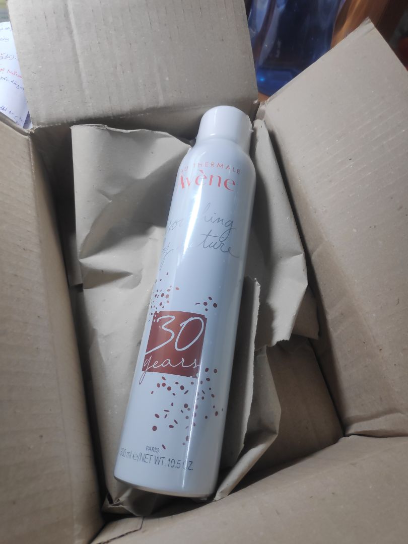 Giao hàng super nhanh. Đặt chưa đầy 3 ngày đã có hàng mặc dù mình ở xa. Rất hài lòng. Sản phẩm chuẩn, chính hãng, những tia sương phun ra rất đều và mịn. Mát. Làm dịu và phục hồi da cân bằng độ ẩm. Sẽ mua lại