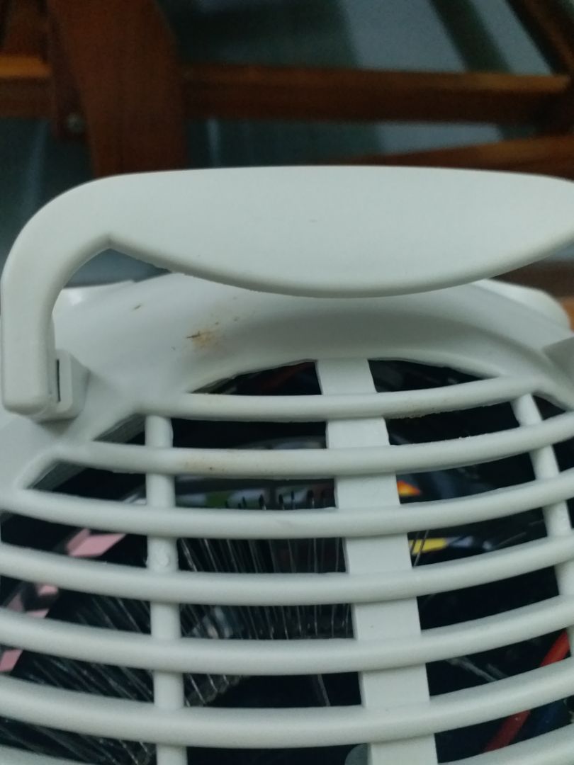 tiki giao cho đồ cũ . tem thì bị bong tróc quạt thì dính đầy sơn cũ như đã sử dụng hàng năm trời.đến lúc chạy thì ôi thôi kêu cót ca cót két . cảm giác như bị *** đảo. gọi điện đổi trả mấy lần mất bn tiền đt thì cả tuần trời ko 1 hồi âm. thái độ phục vụ ko thể chấp nhận đc