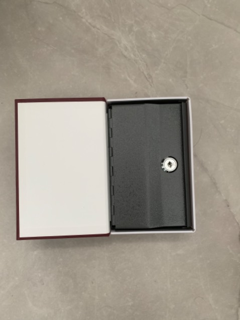 Giao hàng đúng hẹn.
Ý định mình muốn mua loại khoá mật mã, shop lại giao loại khoá chìa. Shop cần thông tin chi tiết hơn trong phần mô tả là shop bán loại nào. Không thì shop đưa them 2 loại cho khách chọn  khi mua.