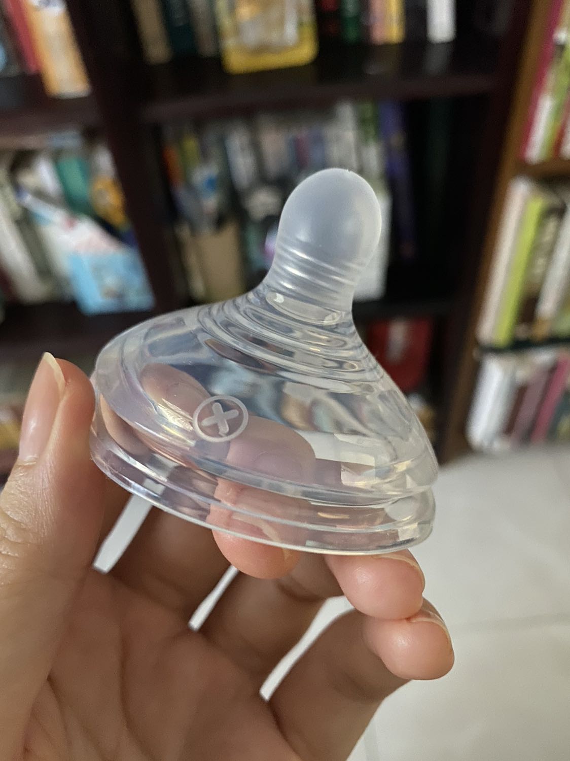 Núm ty mềm; phần chân núm rất mềm và đàn hồi; chất liệu tốt, silicone mướt và không bám dính chất lỏng nên vệ sinh rất dễ. Núm ty mềm; phần chân núm rất mềm và đàn hồi; chất liệu tốt, silicone mướt và không bám dính chất lỏng nên vệ sinh rất dễ.