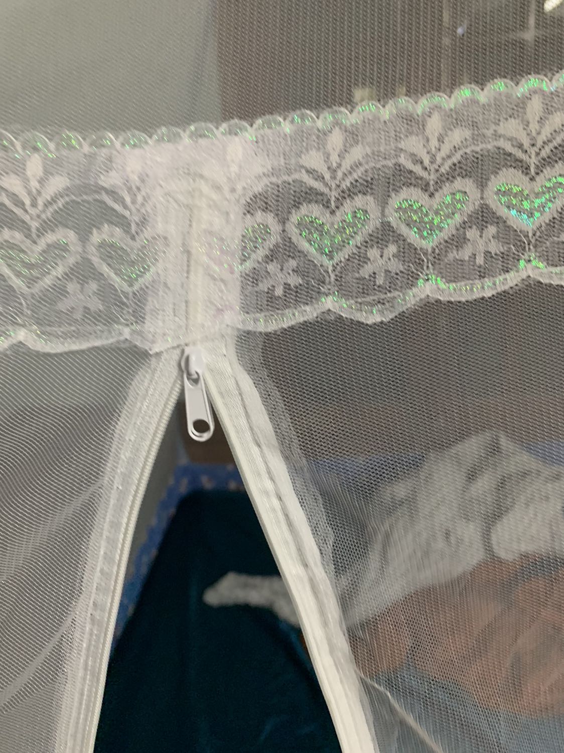 Treo đầu dê bán thịt ***. K đúng màn mộc miên. Giá đó đắt mà chất lượng ra gì. Khung màn k chắc chắn. Khoá kéo cũng yếu ớt.tôi đã mua màn mộc miên với giá 500k dùng tới nay gần 2 năm màn vẫn rất chắc chắn, đẹp. Đề nghị đổi đúng loại