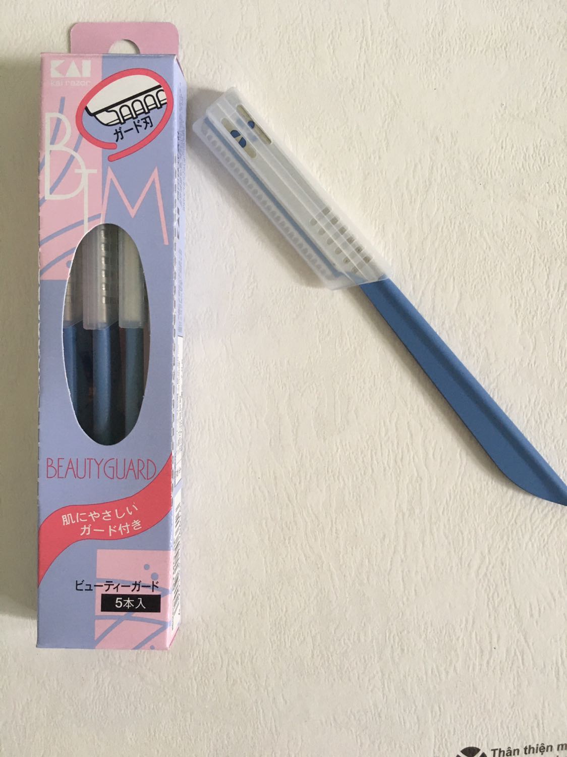 Dao cạo rất bén nhưng có màng bảo vệ không sợ đứt da nếu làm nhẹ nhàng?. Dao cầm rất chắc chắn thiết kế nhỏ ngọn đẹp. Điểm trừ là lưỡi dao quá dài nên việc tỉa chỗ nhỏ khá khó.